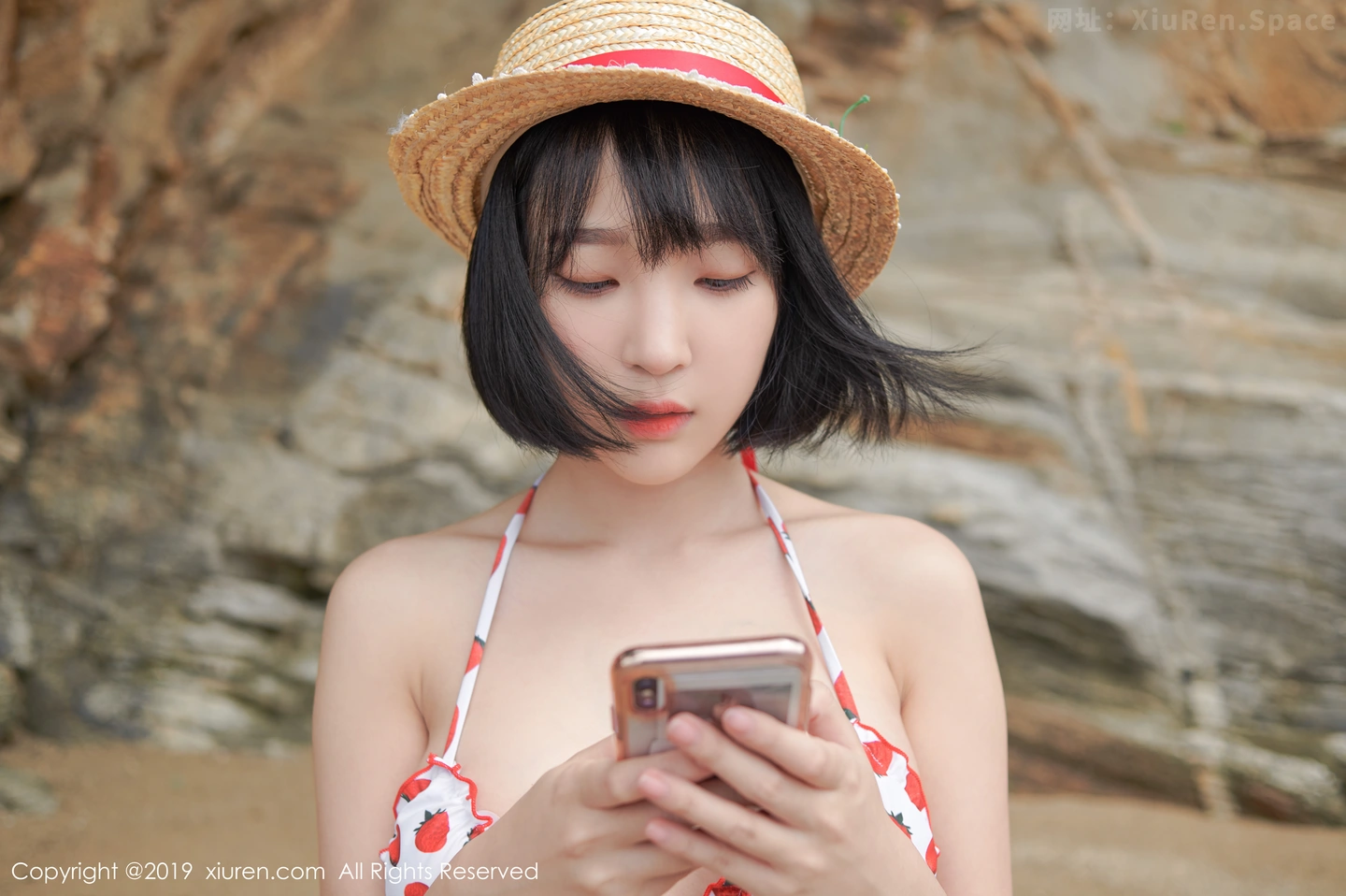 图片[2]-[XiuRen秀人网]VOL.1611 美女模特 卿卿韩国旅拍海边沙滩性感比基尼秀完美身材写真53P-秀人网官方网站